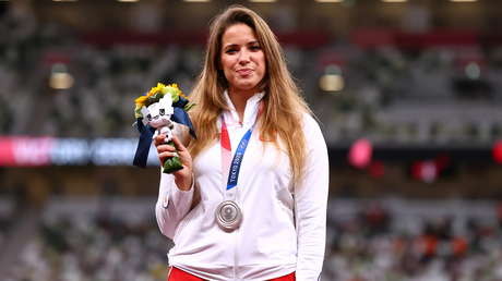 Atleta polaca subasta su medalla olímpica para financiar la cirugía de un bebé