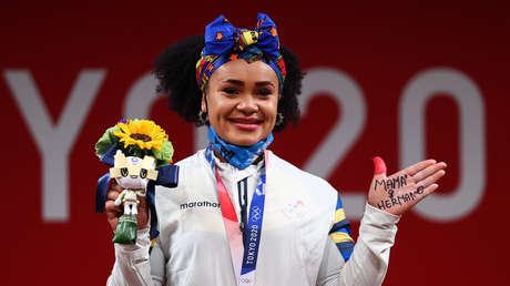 "¿Y qué tal eres para lavar platos?": Las preguntas machistas de un presentador a la medallista olímpica Neisi Dajomes que incendiaron las redes