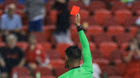 Arrestan a un árbitro por disparar con pistola en un partido de fútbol ante una trifulca por tarjeta roja
