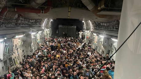 Avión militar estadounidense establece récord al evacuar a 823 personas de Afganistán