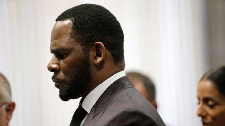 Una mujer testifica que el cantante R. Kelly le prometió el estrellato a cambio de sexo cuando era menor de edad y luego la obligó a abortar