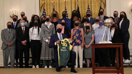 VIDEO: Biden se arrodilla en una foto con las campeonas de baloncesto y lo acusan de mostrar debilidad