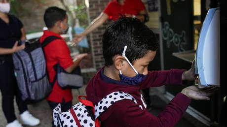 Una profesora no vacunada y sin mascarilla contagia a sus alumnos de primaria con el covid-19