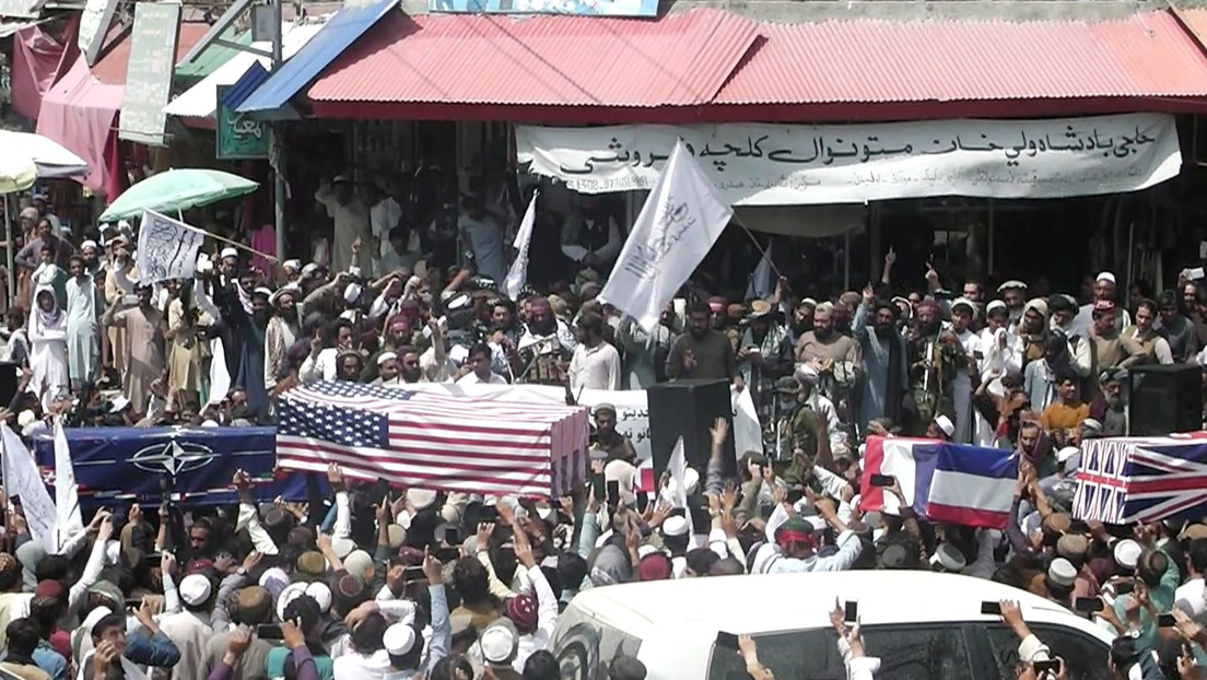 VIDEO: Los afganos 'entierran' las fuerzas de EE.UU. y cubren ataúdes simulados con su bandera en un funeral improvisado