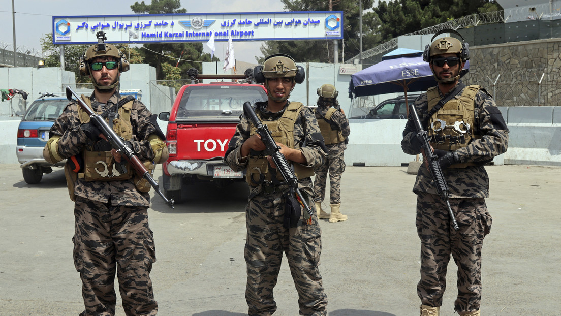 Los talibanes lucen uniformes estadounidenses en el aeropuerto de Kabul (VIDEO)