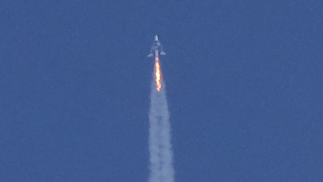 La nave Virgin Galactic de Richard Branson se desvió del curso durante su primer vuelo espacial