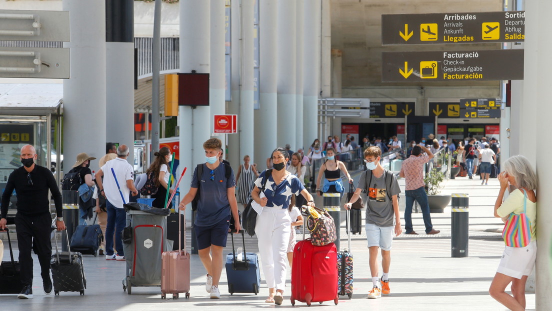Desarticulan en España una banda que usaba tácticas militares y pelucas para robar a turistas en el aeropuerto