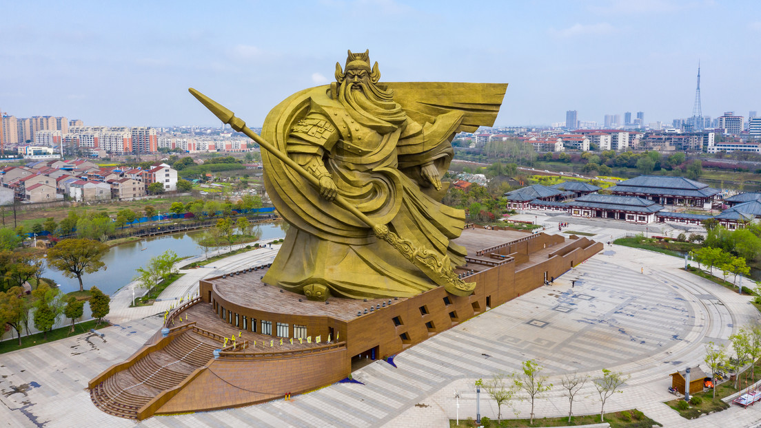 Сhina gastará casi 24 millones de dólares para desplazar una estatua gigantesca de bronce por las críticas