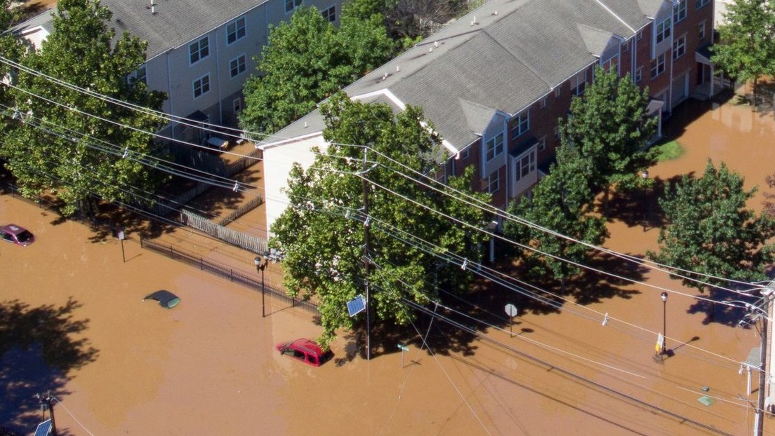 VIDEO: Un flujo de agua rompe el muro de una vivienda en Nueva Jersey y arrasa con el sótano donde se encontraban dos personas