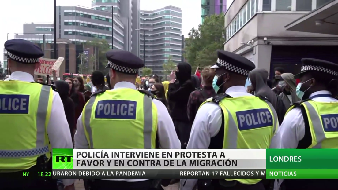 Policía interviene en protestas a favor y en contra de la inmigración en el Reino Unido