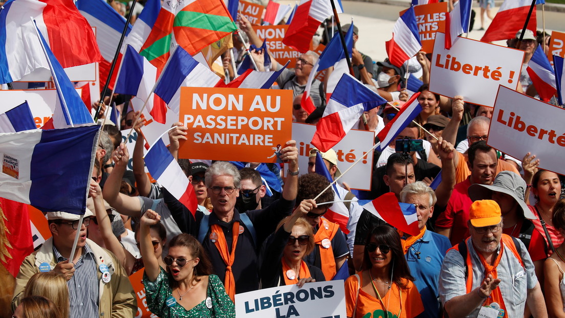 VIDEO: Miles de manifestantes vuelven a salir a las calles de Francia para protestar contra el pase sanitario