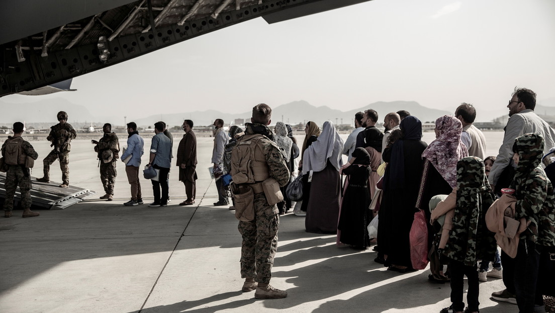 Exmilitar estadounidense declara que es "humillante admitir" que EE.UU. dejó a sus ciudadanos "detrás de la puerta de embarque" en Afganistán
