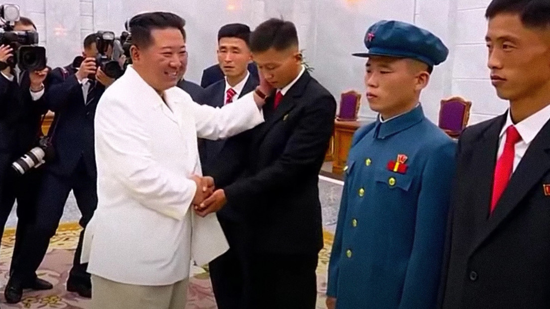 VIDEO: Kim Jong-un alaba a jóvenes voluntarios norcoreanos y se pone a fumar en plena ceremonia oficial