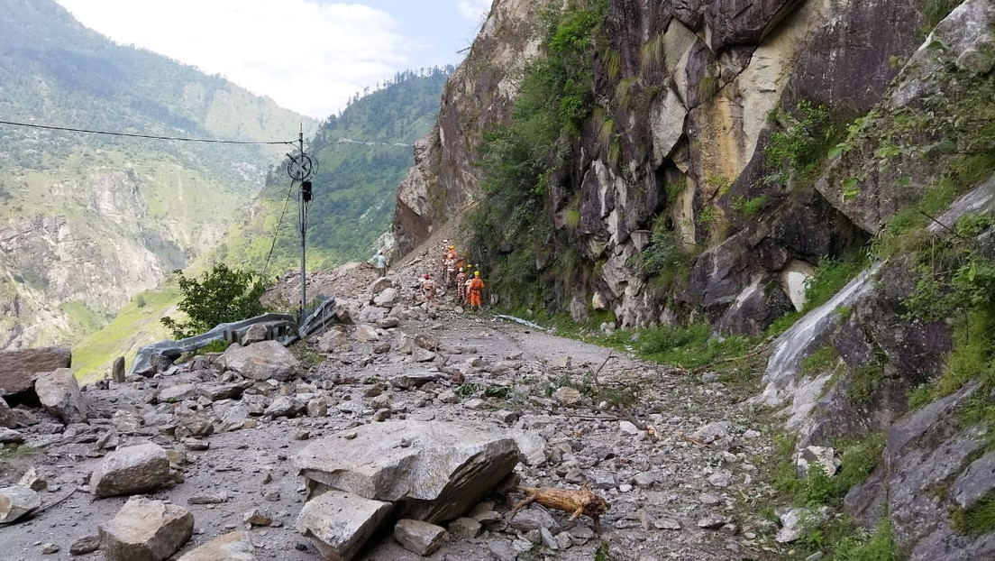 VIDEO: Un masivo deslizamiento de tierra sepulta una carretera a escasos metros de varios automovilistas
