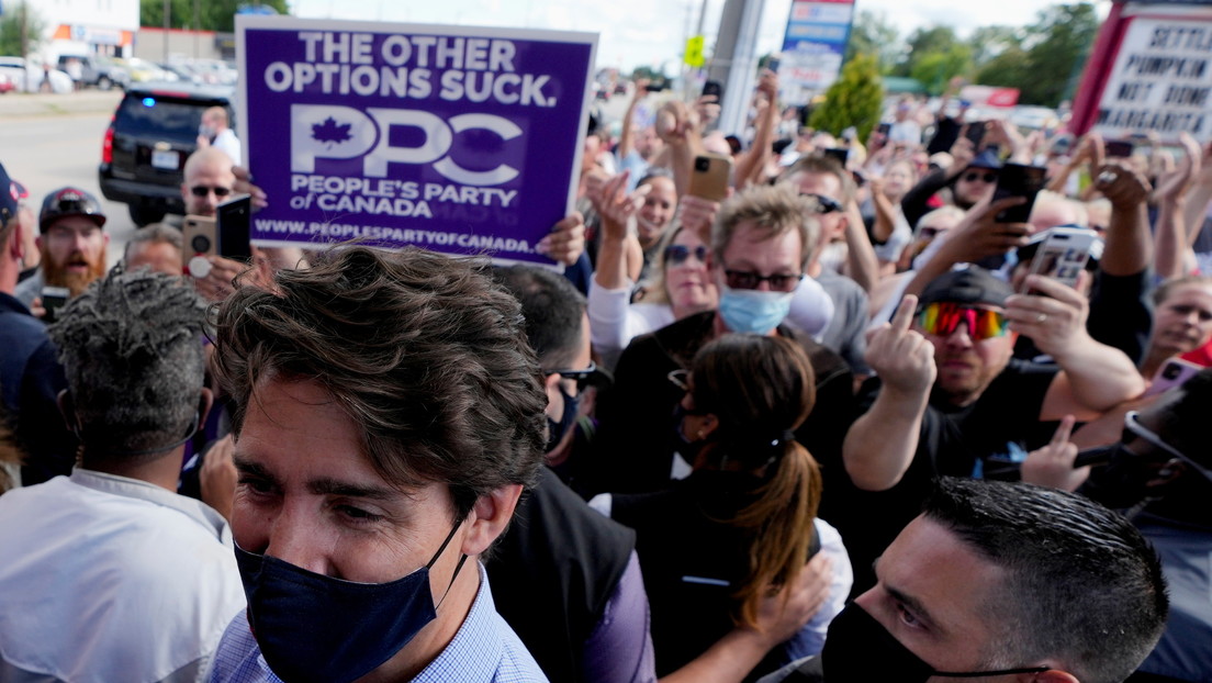 VIDEO: Lanzan piedras contra Justin Trudeau y sus acompañantes durante un viaje de campaña electoral en una provincia canadiense