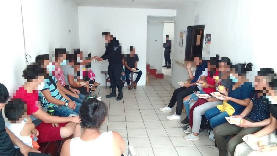 Rescatan a 63 migrantes, entre ellos 14 niños, en el sur de México y detienen a tres sospechosos de tráfico de personas