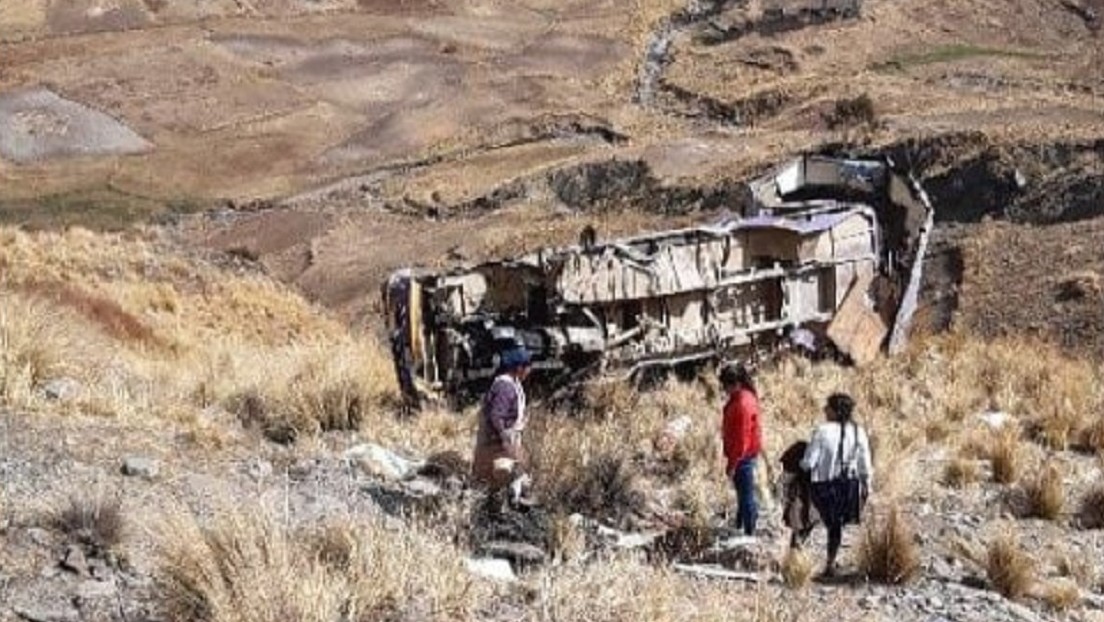 Un autobús de pasajeros boliviano cae cientos de metros por un barranco dejando al menos 21 muertos y varios heridos