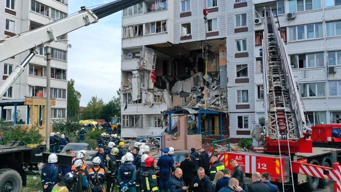 Un edificio residencial se derrumba parcialmente tras una explosión de gas en uno de los apartamentos en una ciudad cerca de Moscú