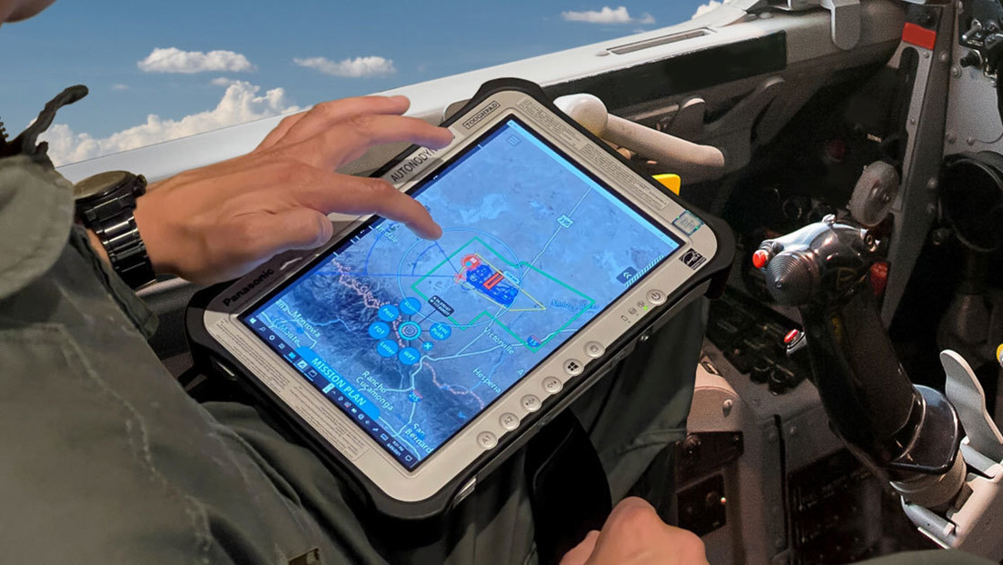 Pilotos de combate estadounidenses controlan drones desde su pierna con una tableta
