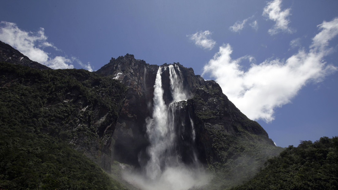 Increíbles imágenes de dron muestran cómo sería descender en caída libre por el Salto Ángel, la cascada más alta del mundo (VIDEO)