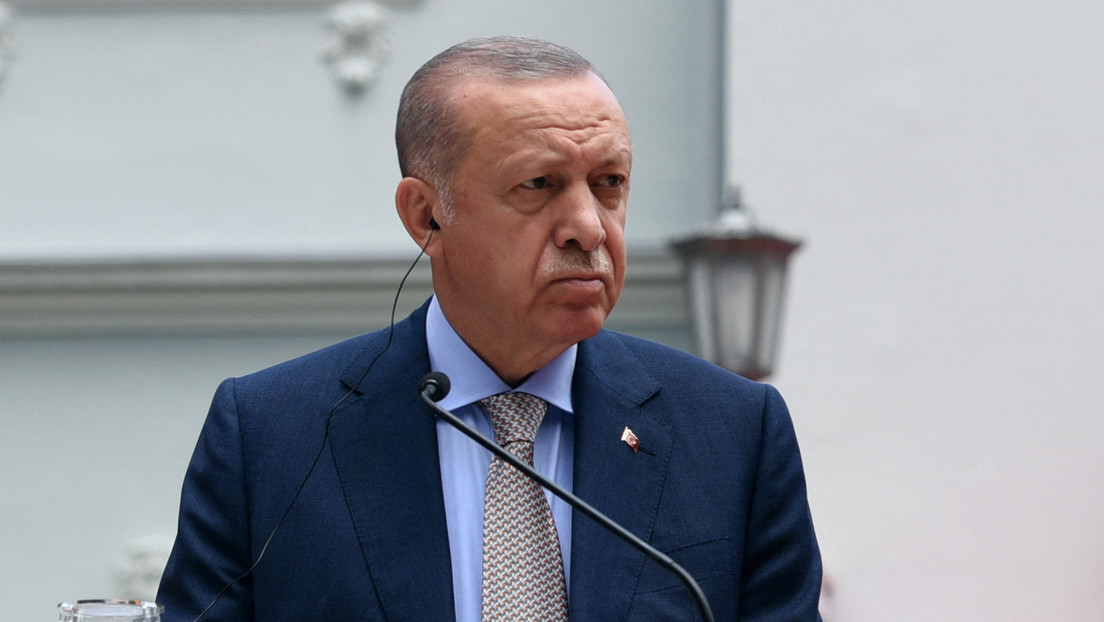 VIDEO: El incómodo momento de Erdogan cuando un niño se le adelanta y corta la cinta durante una inauguración