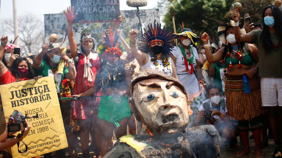 "¡Fuera Bolsonaro!": Miles de mujeres indígenas se manifiestan en Brasilia en defensa de sus derechos