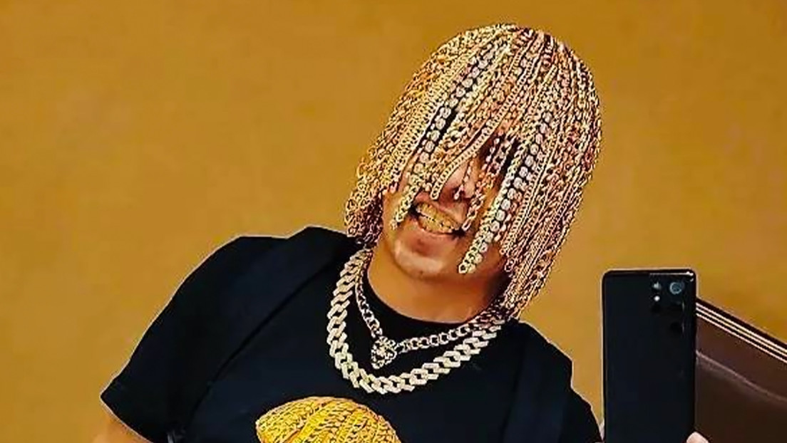 Dan Sur, el rapero que asegura tener implantes de cadenas de oro como cabello que cosecha millones de visualizaciones en TikTok (VIDEOS)