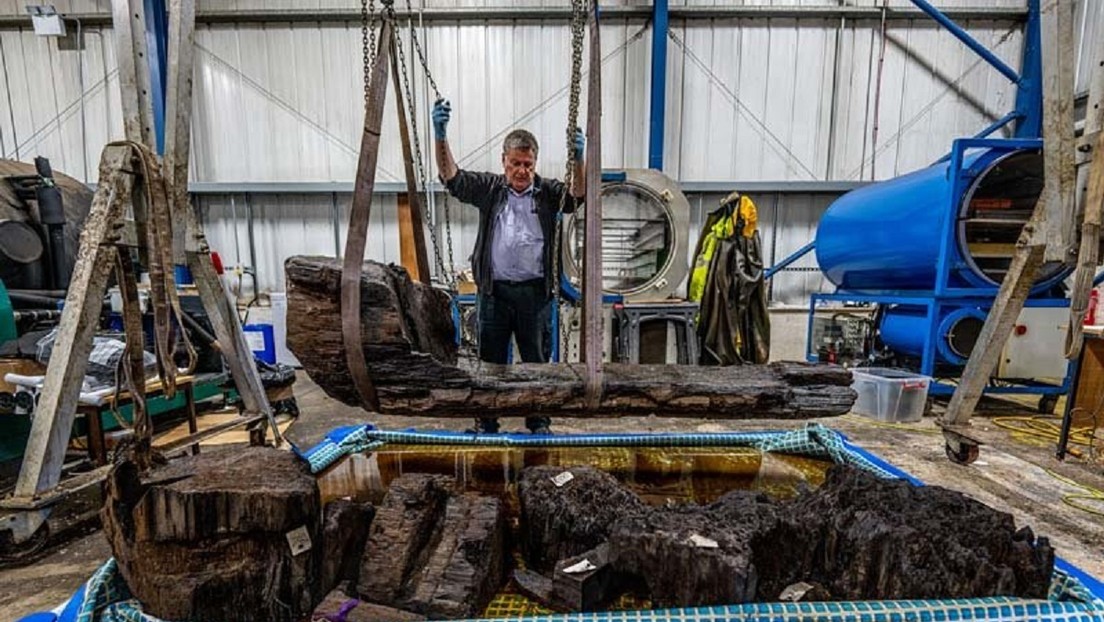 Descubren por 'accidente' un "raro" sarcófago de 4.000 años tallado de un tronco en el lago de un campo de golf