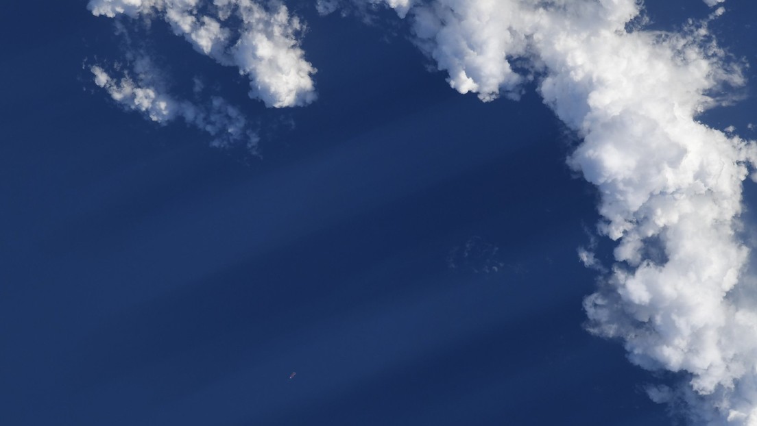 Astronauta de la NASA publica una foto del cielo con nubes esponjosas y pide a sus seguidores que encuentren un objeto, creado por el hombre (FOTO)