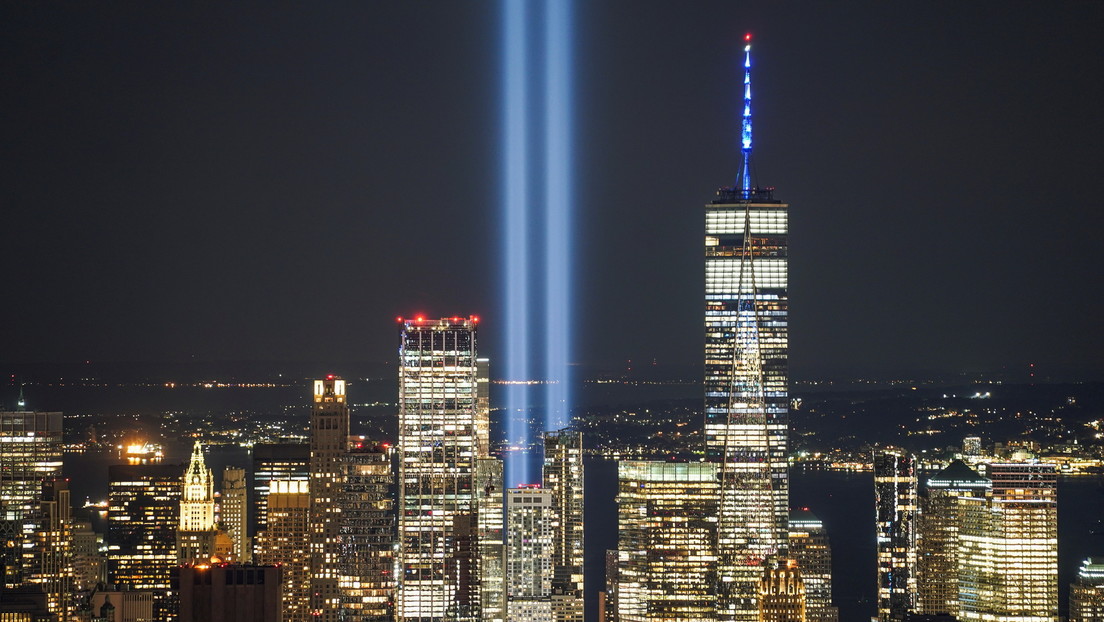 FOTO: Dos columnas de luz iluminan el cielo de Nueva York en el 20.º ...