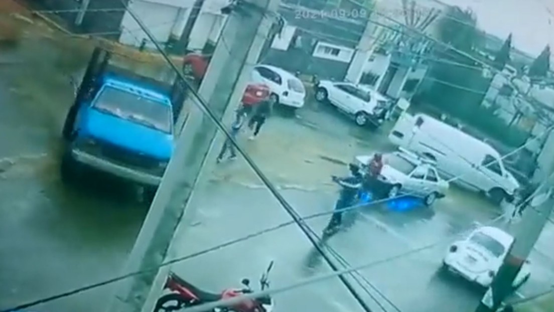 VIDEO: Conductor de una camioneta logra escapar de un comando armado en Ciudad de México