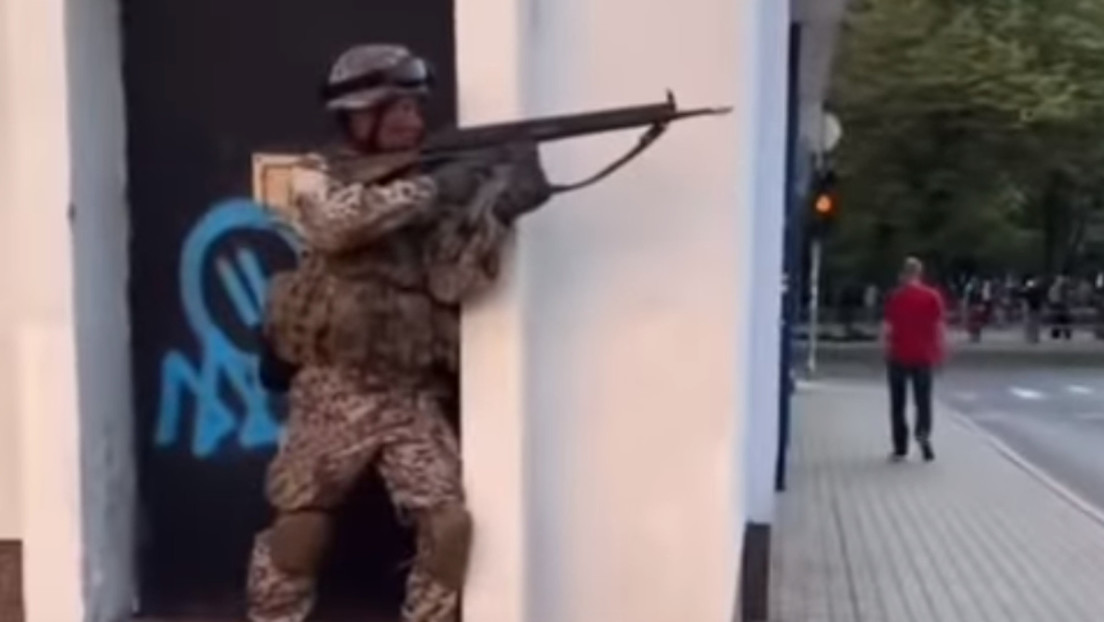 VIDEO: El Ejército de Letonia realiza ejercicios con fuego en medio de transeúntes en pleno centro de la capital