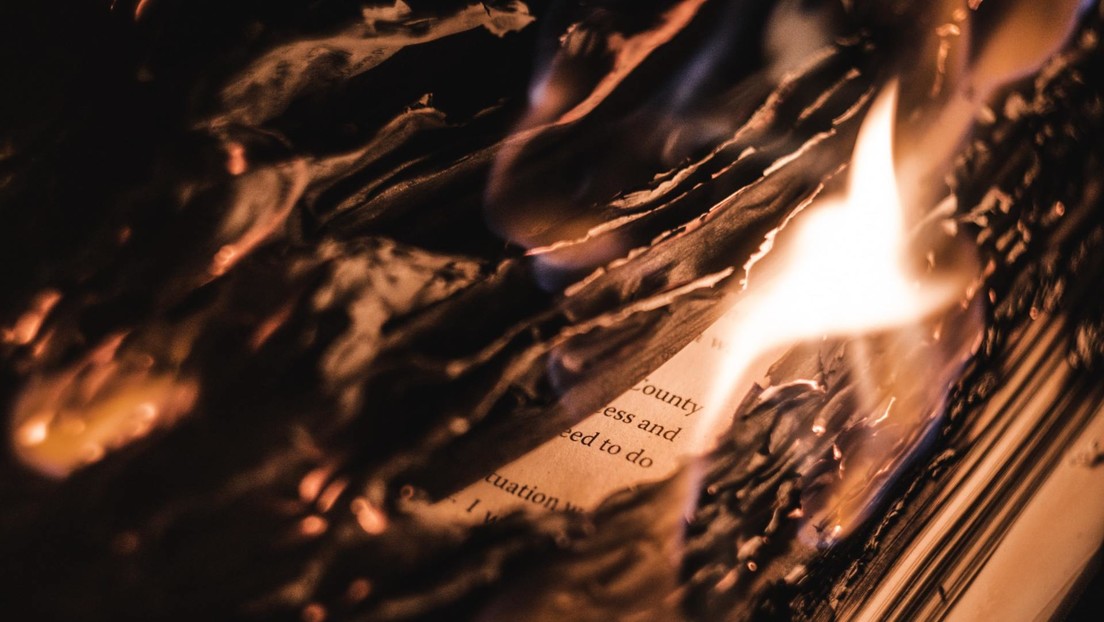 En Canadá quemaron y retiraron 5.000 libros, incluidos 'Tintín' y 'Astérix', por sus contenidos "obsoletos e inapropiados" hacia los indígenas