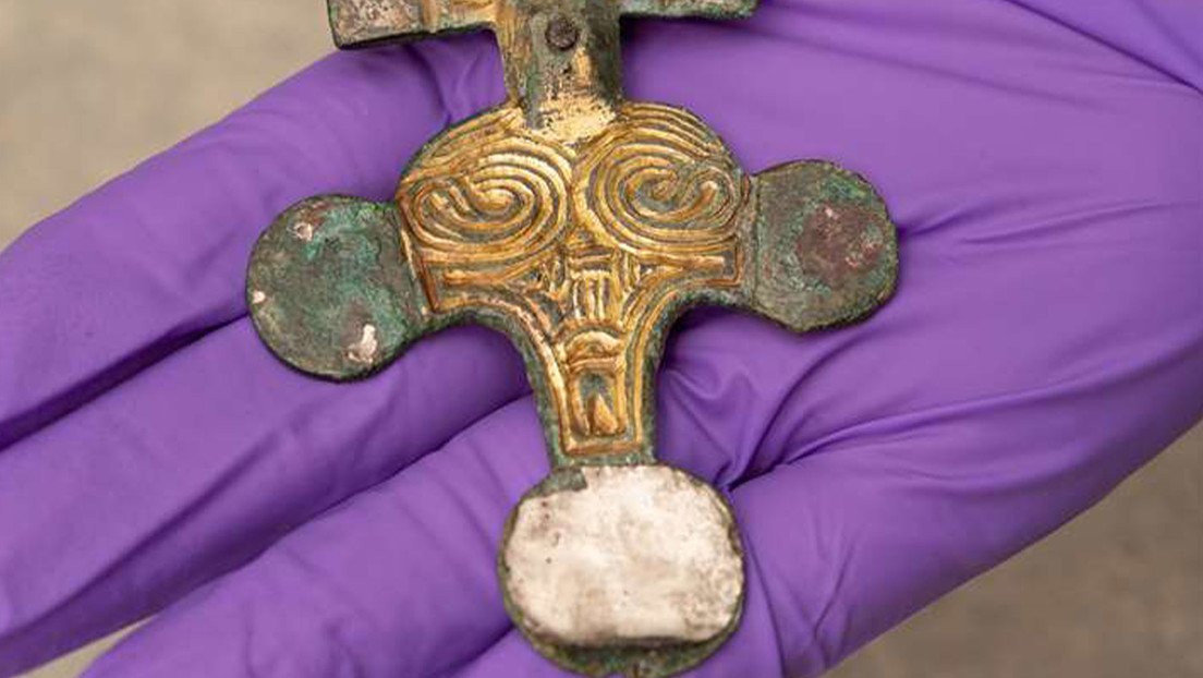 Devuelven a un museo de Inglaterra un broche anglosajón robado hace 26 años