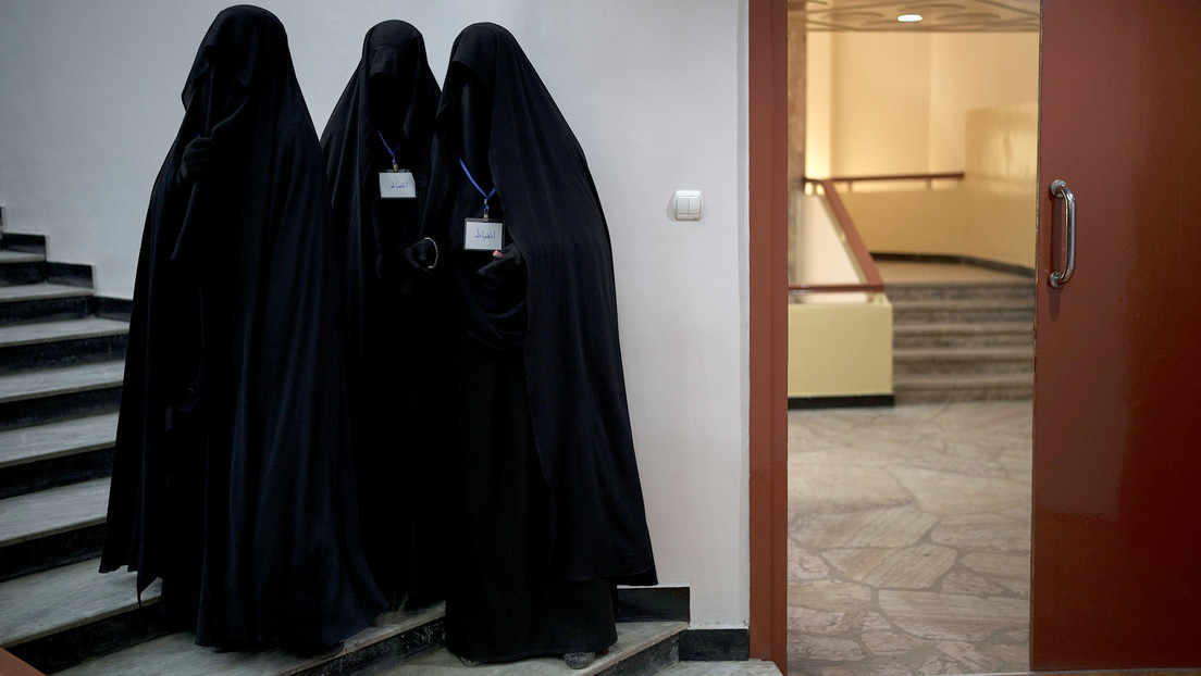 Los talibanes dan a conocer las nuevas reglas para las mujeres en las universidades