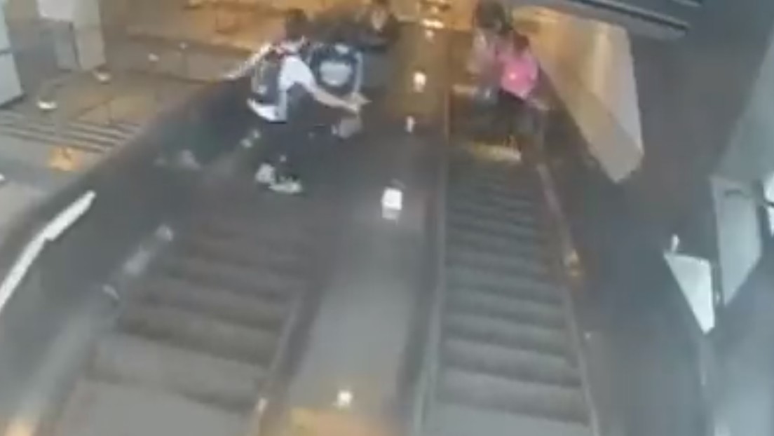 VIDEO: Una mujer cae por la escalera mecánica tras ser pateada por un hombre en el metro de Nueva York