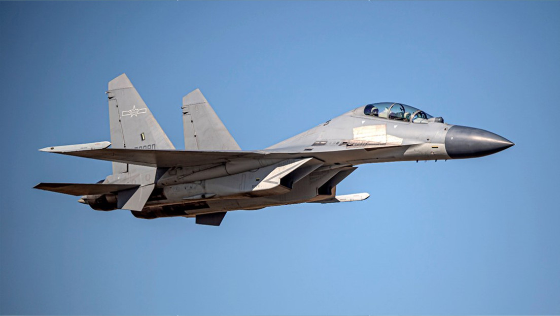 VIDEO: El momento en que un caza chino intercepta un avión militar extranjero