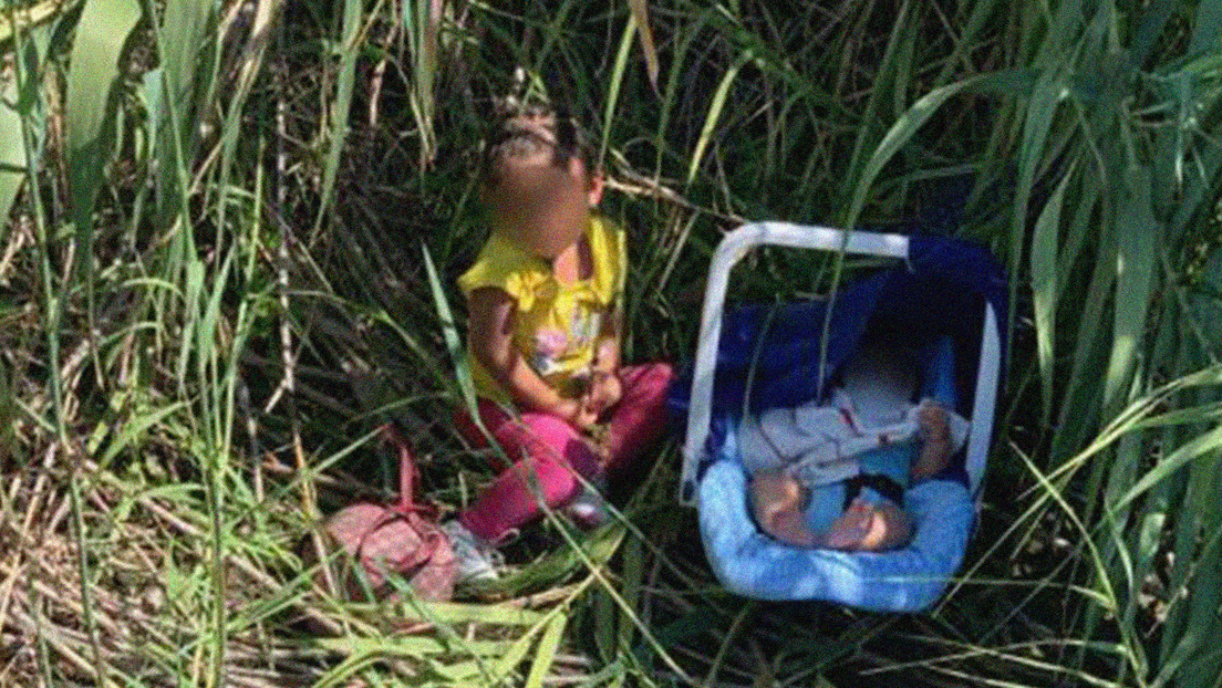 Encuentran a una niña hondureña de dos años junto a su hermano de tres meses abandonados en la orilla del río Bravo en la frontera sur de EE.UU.