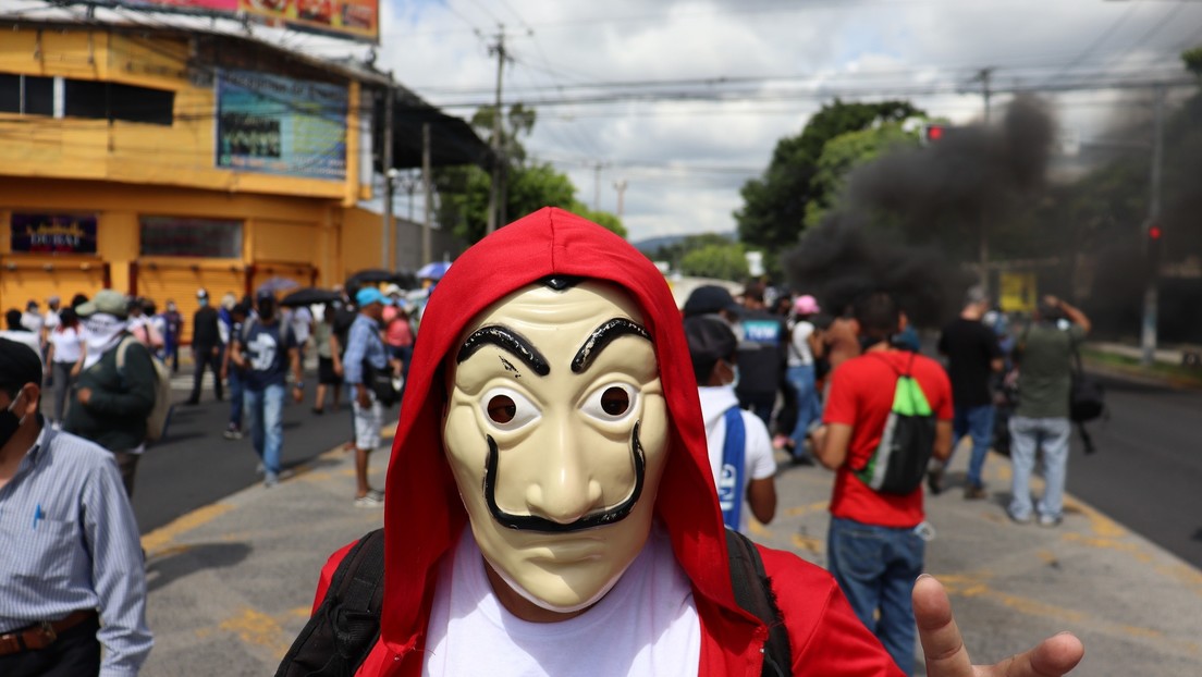 "La democracia y las libertades individuales están en peligro": Así fue la multitudinaria (e insospechada) marcha contra Nayib Bukele en El Salvador