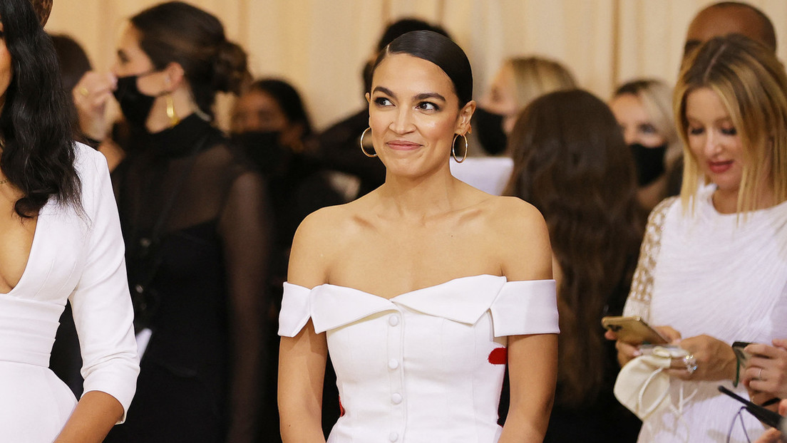 Acusan a la legisladora demócrata Ocasio-Cortez de violar las reglas de ética del Congreso por asistir a la Gala del Met