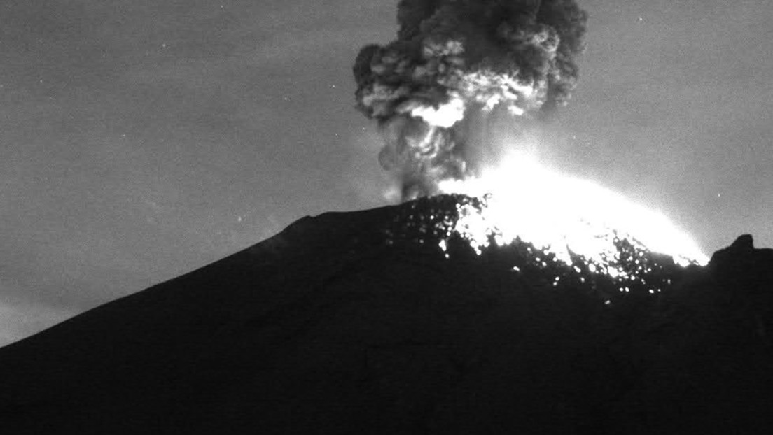 El volcán Popocatépetl registra una explosión que forma una extensa columna de gas y ceniza y se activa la alerta amarilla (VIDEO)