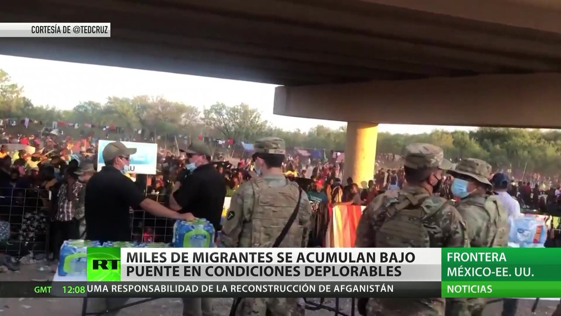 Miles de migrantes se acumulan bajo un puente en la frontera entre México y EE.UU. en condiciones deplorables