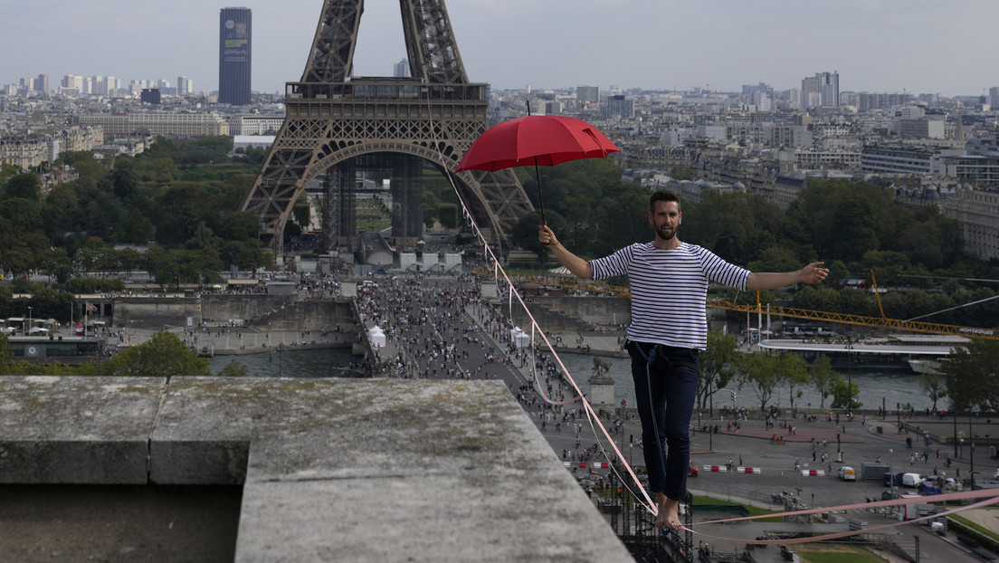 VIDEO: Un funambulista francés cruza el río Sena sobre una cuerda a 70 metros de altura