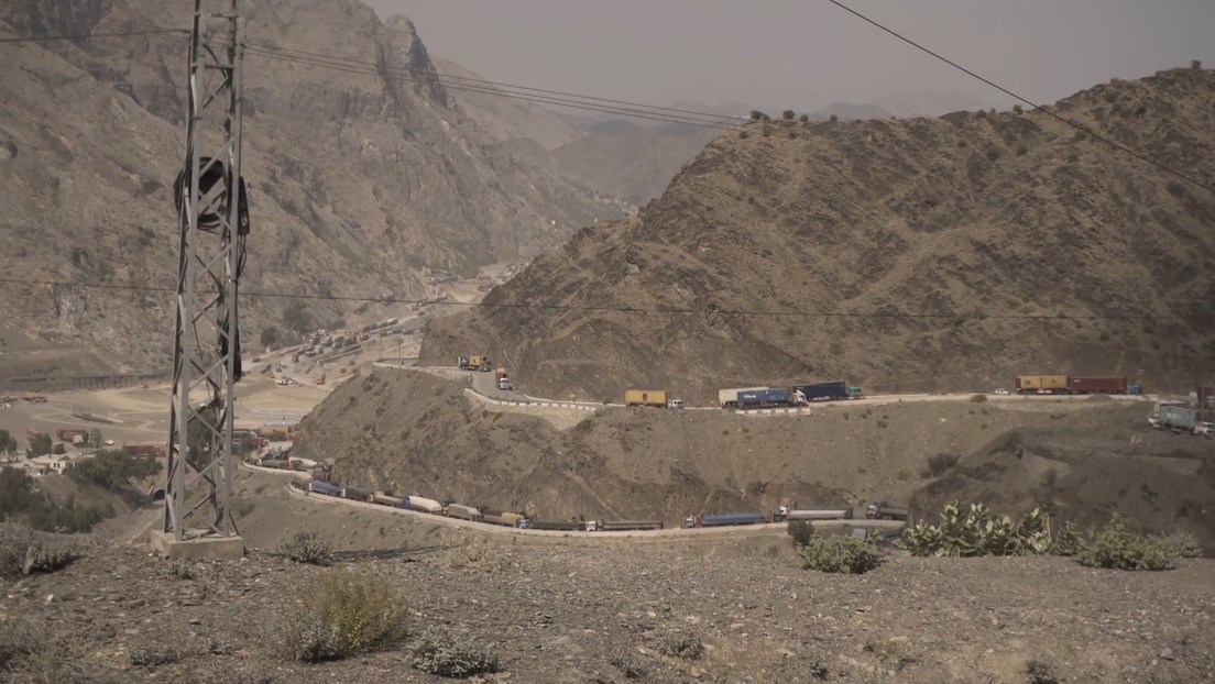 Atasco de varios kilómetros en la frontera entre Pakistán y Afganistán, donde muchos camiones llevan varados casi un mes