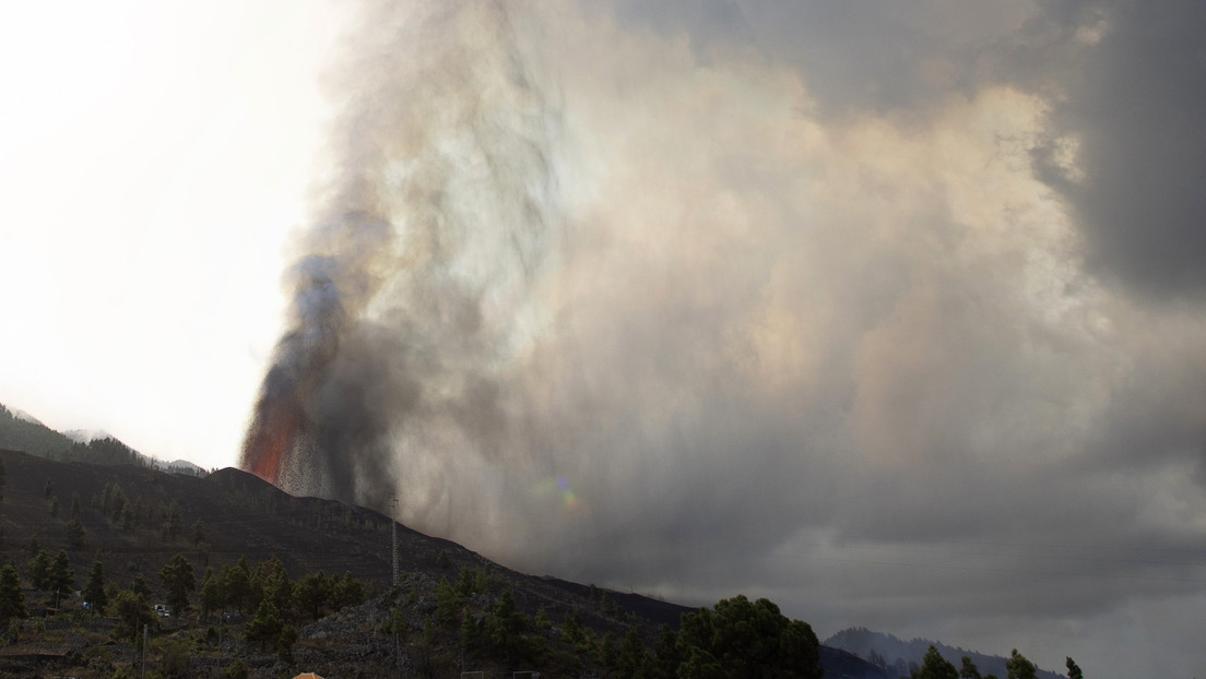 Surge una nueva boca eruptiva en el volcán de la isla española de La Palma y evacúan a todos los vecinos de Tacande