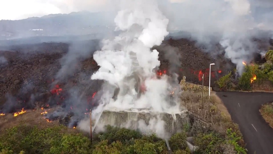 Una montaña de lava destruye una zona residencial de La Palma, se vierte en una piscina y hace 'hervir' el agua (VIDEO)