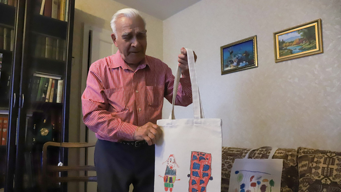 Un veterano ruso de 98 años cose bolsas de mercado para ayudar a niños con discapacidades