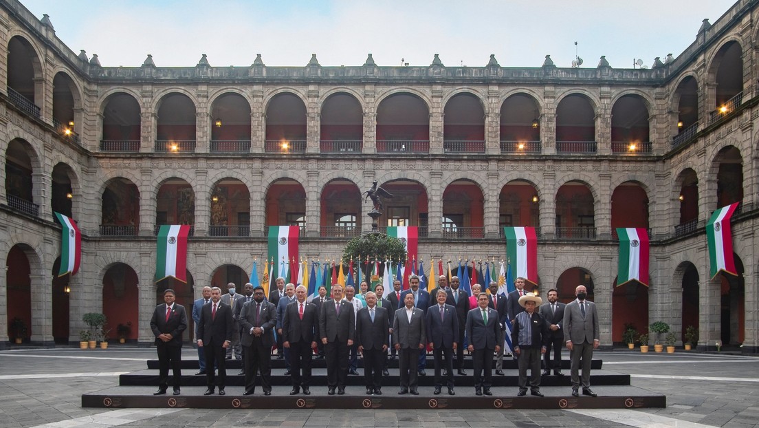 La heterodoxa 'foto de familia' que deja la cumbre de la Celac (y que retrata el nuevo mapa geoestratégico de América Latina)