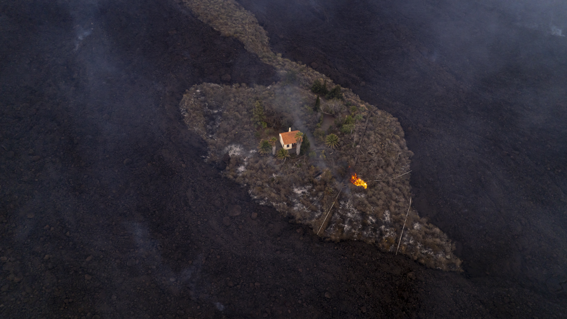 Captan desde el aire una casa rodeada por flujos de lava que evitó por poco ser tragada en medio de la erupción en La Palma