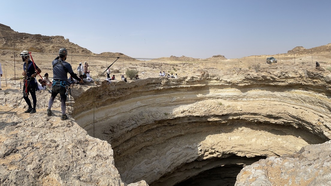 Descienden por primera vez al fondo del "Pozo del Infierno" de Yemen, que tendría "millones" de años, y cuentan qué encontraron en su interior